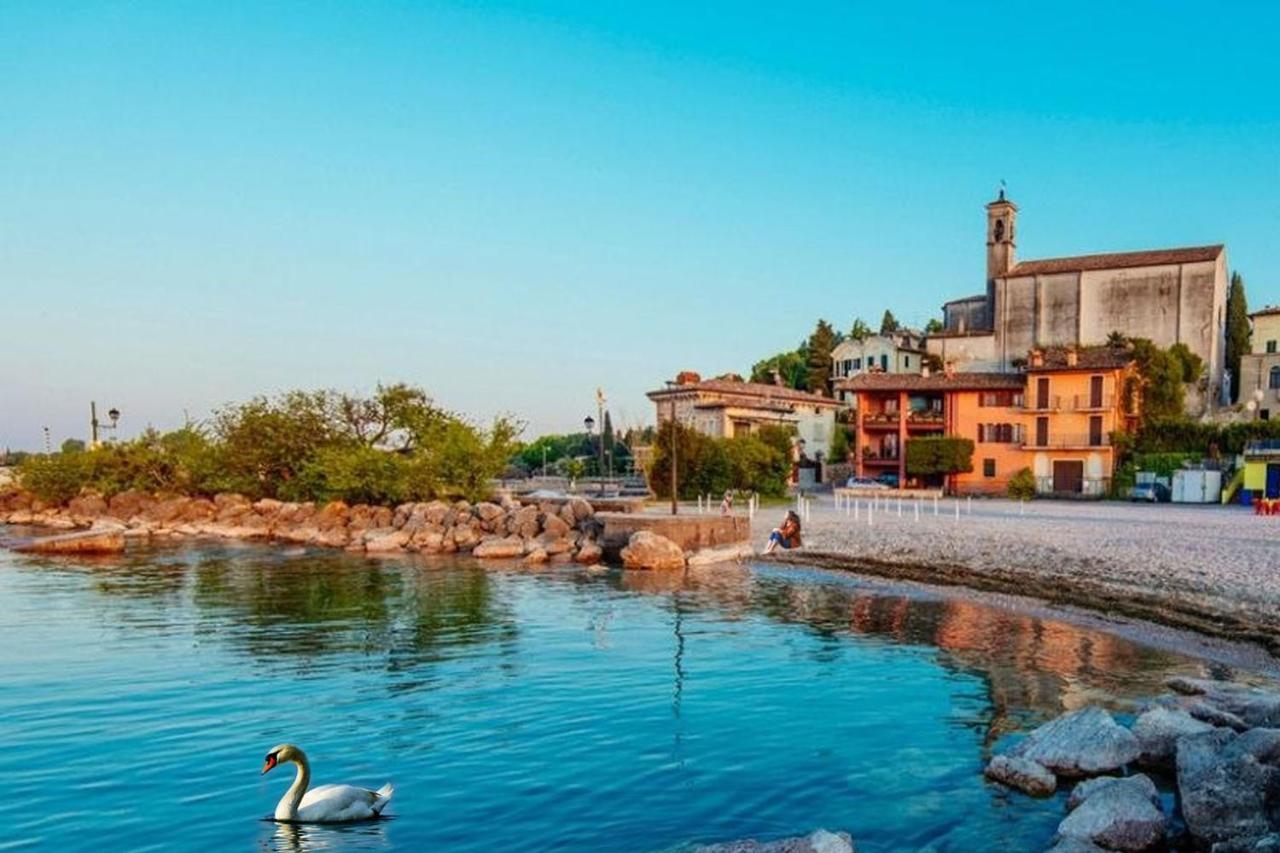 Luminoso Trilocale Con Piscina E Giardino Privato Lägenhet Desenzano del Garda Exteriör bild