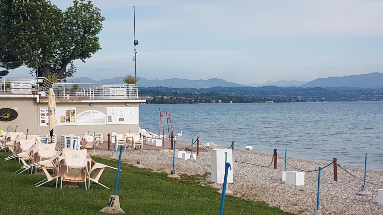 Luminoso Trilocale Con Piscina E Giardino Privato Lägenhet Desenzano del Garda Exteriör bild
