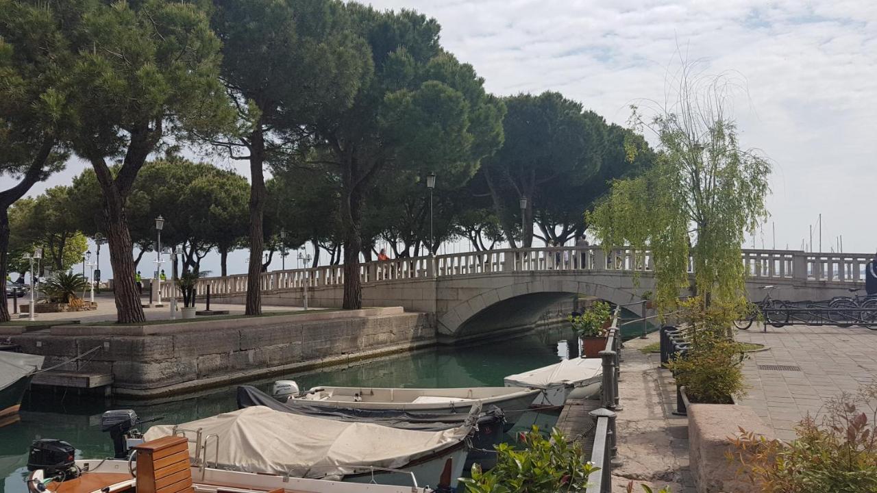 Luminoso Trilocale Con Piscina E Giardino Privato Lägenhet Desenzano del Garda Exteriör bild