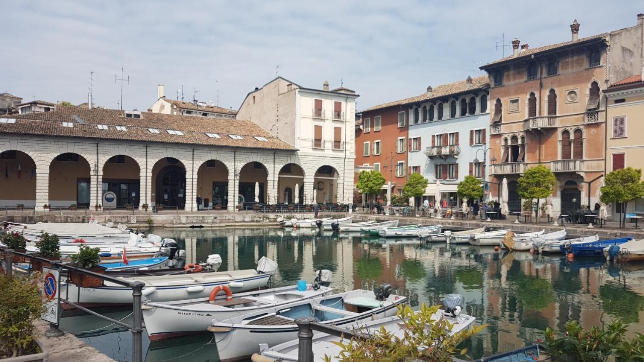 Luminoso Trilocale Con Piscina E Giardino Privato Lägenhet Desenzano del Garda Exteriör bild