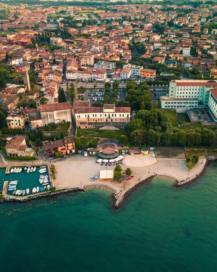 Luminoso Trilocale Con Piscina E Giardino Privato Lägenhet Desenzano del Garda Exteriör bild