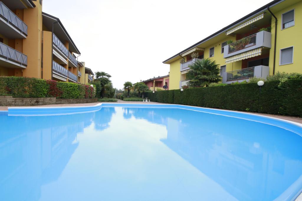 Luminoso Trilocale Con Piscina E Giardino Privato Lägenhet Desenzano del Garda Exteriör bild