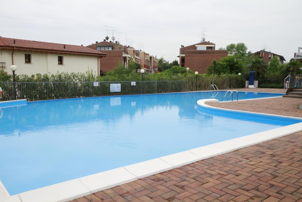 Luminoso Trilocale Con Piscina E Giardino Privato Lägenhet Desenzano del Garda Exteriör bild