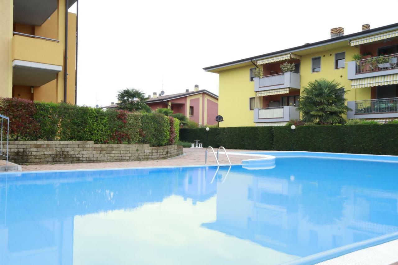 Luminoso Trilocale Con Piscina E Giardino Privato Lägenhet Desenzano del Garda Exteriör bild